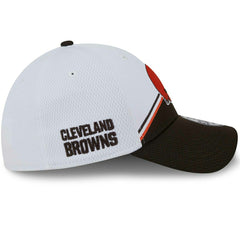 Cleveland Browns On Field 2023 NFL Sideline New Era 39THIRTY Flex Cap White Lifestyle