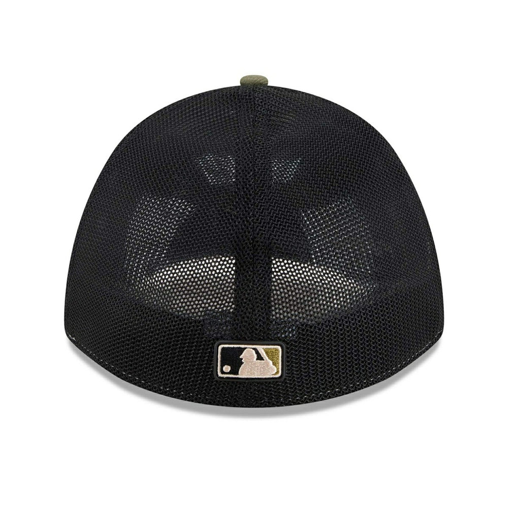 Boston Red Sox 2026 MLB Armed Forces 39THIRTY M-Crown Flex Cap Olive Lifestyle