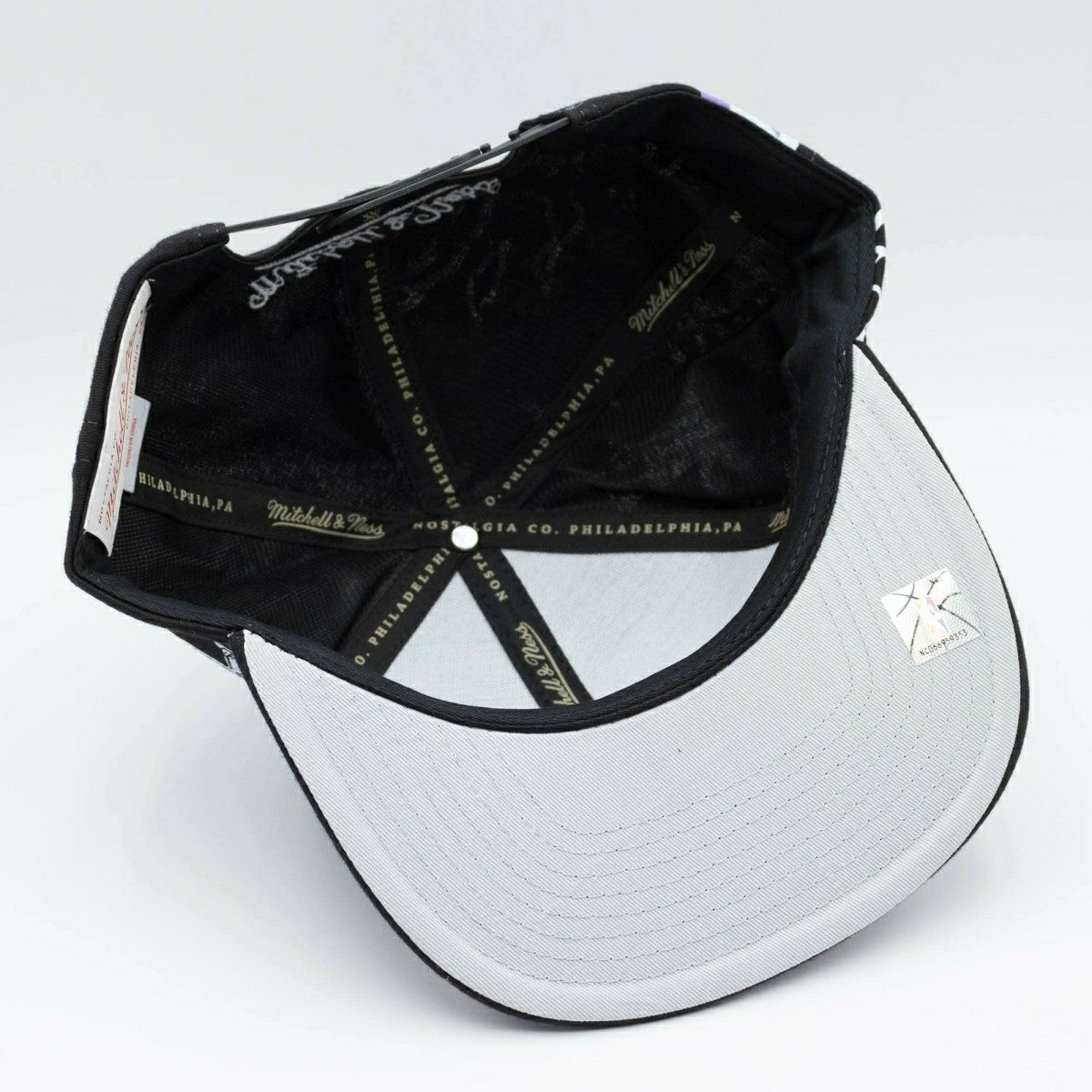 Milwaukee Bucks Shirt Remix Mitchell & Ness Snapback NBA Cap Black Lifestyle
