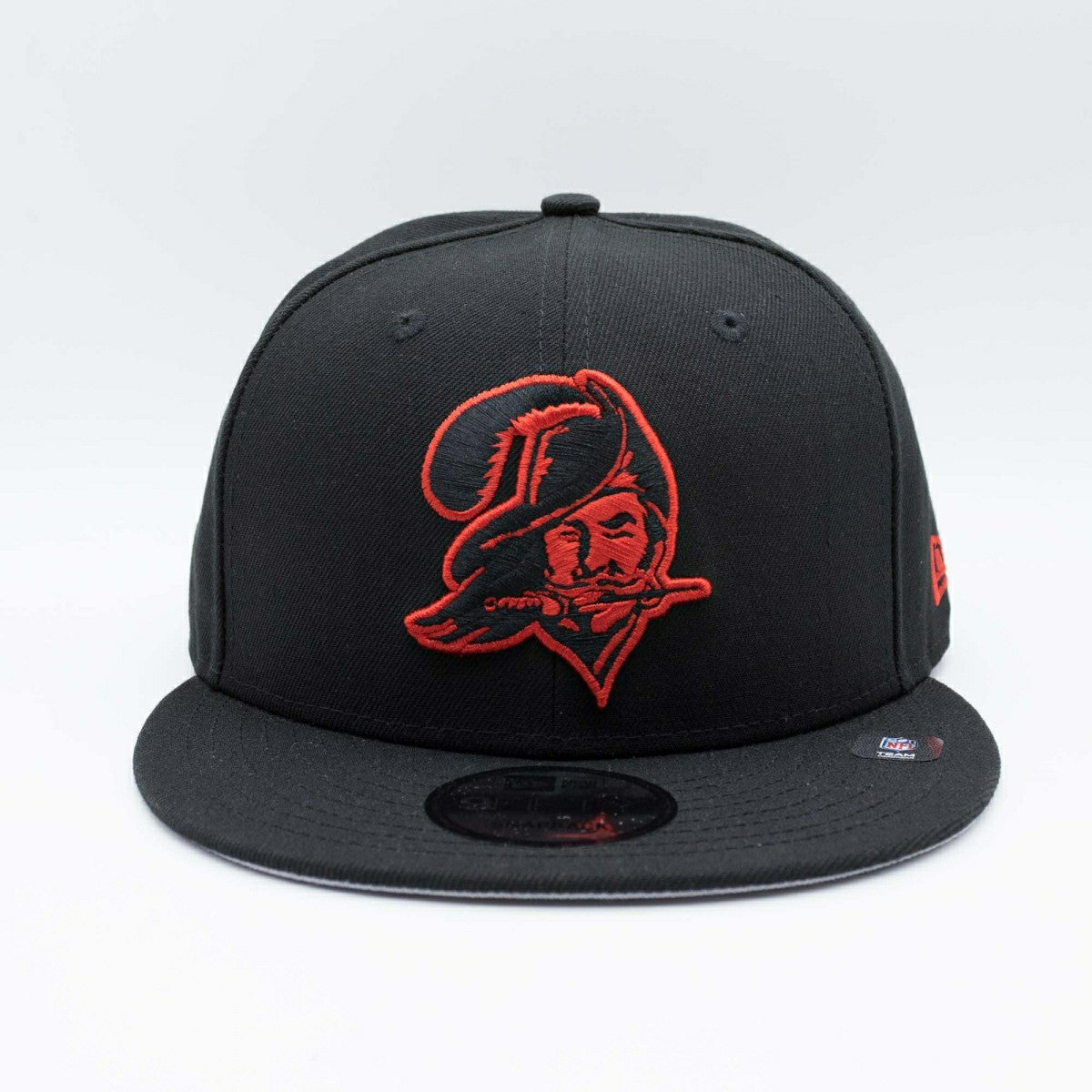 Tampa Bay Buccaneers Throwback New Era 9FIFTY NFL Snapback Cap Black Lifestyle